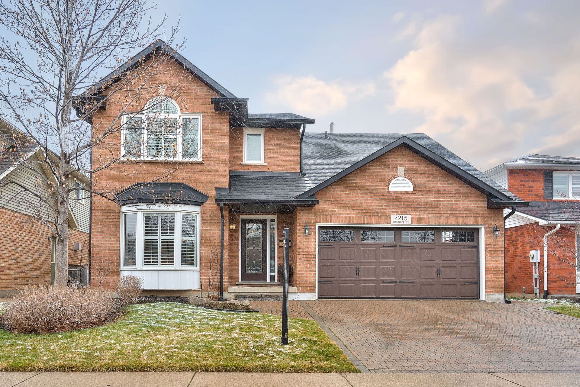 2215 Oakridge Crescent
